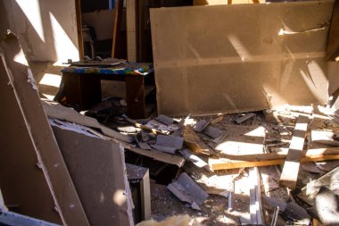 Derhachi, Ukrayna, 27 Haziran 2024 Derhachi kasabasındaki yıkılmış ev. Rus kuvvetleri Kharkiv Oblastı 'ndaki Derhachi kasabasını güdümlü bir hava bombasıyla vurdular..