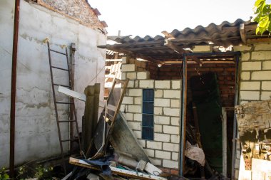 Derhachi, Ukrayna, 27 Haziran 2024 Derhachi kasabasındaki yıkılmış ev. Rus kuvvetleri Kharkiv Oblastı 'ndaki Derhachi kasabasını güdümlü bir hava bombasıyla vurdular..