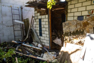 Derhachi, Ukrayna, 27 Haziran 2024 Derhachi kasabasındaki yıkılmış ev. Rus kuvvetleri Kharkiv Oblastı 'ndaki Derhachi kasabasını güdümlü bir hava bombasıyla vurdular..