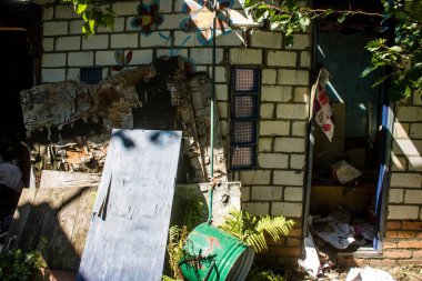 Derhachi, Ukrayna, 27 Haziran 2024 Derhachi kasabasındaki yıkılmış ev. Rus kuvvetleri Kharkiv Oblastı 'ndaki Derhachi kasabasını güdümlü bir hava bombasıyla vurdular..