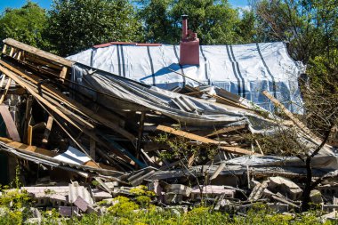 Derhachi, Ukrayna, 27 Haziran 2024 Derhachi kasabasındaki yıkılmış ev. Rus kuvvetleri Kharkiv Oblastı 'ndaki Derhachi kasabasını güdümlü bir hava bombasıyla vurdular..