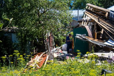 Derhachi, Ukrayna, 27 Haziran 2024 Derhachi kasabasındaki yıkılmış ev. Rus kuvvetleri Kharkiv Oblastı 'ndaki Derhachi kasabasını güdümlü bir hava bombasıyla vurdular..
