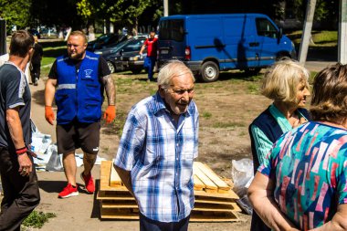 Derhachi, Ukrayna, 27 Haziran 2024. İnsani yardım, Rus kuvvetleri şehre güdümlü hava bombasıyla saldırdığında evleri hasar gören veya yok olan Derhachi kasabasına yardım ediyor..