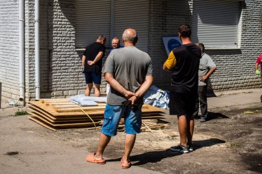 Derhachi, Ukrayna, 27 Haziran 2024. İnsani yardım, Rus kuvvetleri şehre güdümlü hava bombasıyla saldırdığında evleri hasar gören veya yok olan Derhachi kasabasına yardım ediyor..