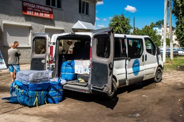 Derhachi, Ukrayna, 27 Haziran 2024. İnsani yardım, Rus kuvvetleri şehre güdümlü hava bombasıyla saldırdığında evleri hasar gören veya yok olan Derhachi kasabasına yardım ediyor..
