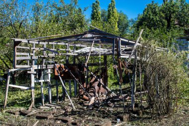 Derhachi, Ukrayna, 27 Haziran 2024 Derhachi kasabasındaki yıkılmış ev. Rus kuvvetleri Kharkiv Oblastı 'ndaki Derhachi kasabasını güdümlü bir hava bombasıyla vurdular..