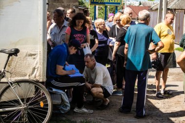 Derhachi, Ukrayna, 27 Haziran 2024. İnsani yardım, Rus kuvvetleri şehre güdümlü hava bombasıyla saldırdığında evleri hasar gören veya yok olan Derhachi kasabasına yardım ediyor..