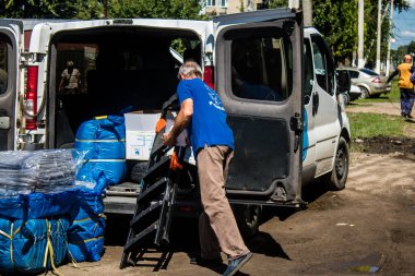 Derhachi, Ukrayna, 27 Haziran 2024. İnsani yardım, Rus kuvvetleri şehre güdümlü hava bombasıyla saldırdığında evleri hasar gören veya yok olan Derhachi kasabasına yardım ediyor..