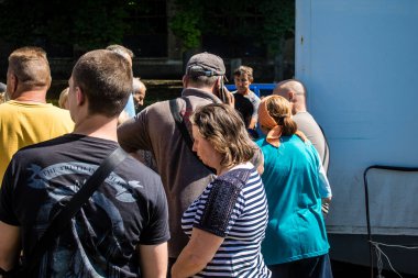 Derhachi, Ukrayna, 27 Haziran 2024. İnsani yardım, Rus kuvvetleri şehre güdümlü hava bombasıyla saldırdığında evleri hasar gören veya yok olan Derhachi kasabasına yardım ediyor..
