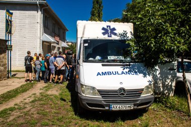 Derhachi, Ukrayna, 27 Haziran 2024. İnsani yardım, Rus kuvvetleri şehre güdümlü hava bombasıyla saldırdığında evleri hasar gören veya yok olan Derhachi kasabasına yardım ediyor..