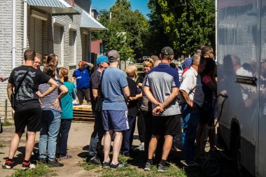 Derhachi, Ukrayna, 27 Haziran 2024. İnsani yardım, Rus kuvvetleri şehre güdümlü hava bombasıyla saldırdığında evleri hasar gören veya yok olan Derhachi kasabasına yardım ediyor..