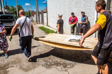 Derhachi, Ukrayna, 27 Haziran 2024. İnsani yardım, Rus kuvvetleri şehre güdümlü hava bombasıyla saldırdığında evleri hasar gören veya yok olan Derhachi kasabasına yardım ediyor..