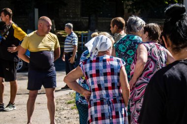Derhachi, Ukrayna, 27 Haziran 2024. İnsani yardım, Rus kuvvetleri şehre güdümlü hava bombasıyla saldırdığında evleri hasar gören veya yok olan Derhachi kasabasına yardım ediyor..