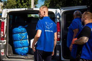 Derhachi, Ukrayna, 27 Haziran 2024. İnsani yardım, Rus kuvvetleri şehre güdümlü hava bombasıyla saldırdığında evleri hasar gören veya yok olan Derhachi kasabasına yardım ediyor..