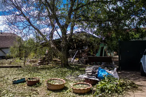 Derhachi, Ukrayna, 27 Haziran 2024 Derhachi kasabasındaki yıkılmış ev. Rus kuvvetleri Kharkiv Oblastı 'ndaki Derhachi kasabasını güdümlü bir hava bombasıyla vurdular..