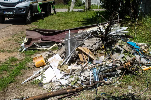 Derhachi, Ukrayna, 27 Haziran 2024 Derhachi kasabasındaki yıkılmış ev. Rus kuvvetleri Kharkiv Oblastı 'ndaki Derhachi kasabasını güdümlü bir hava bombasıyla vurdular..