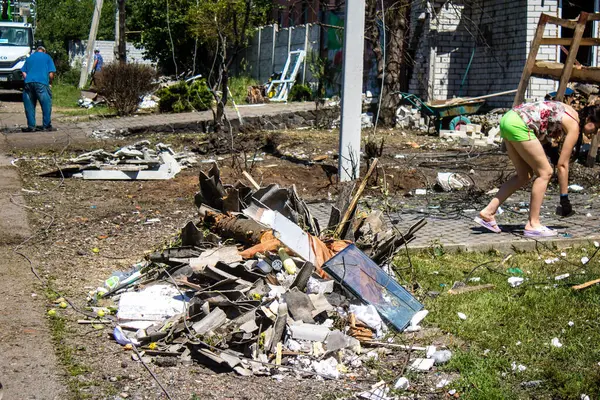 Derhachi, Ukrayna, 27 Haziran 2024 Derhachi kasabasındaki yıkılmış ev. Rus kuvvetleri Kharkiv Oblastı 'ndaki Derhachi kasabasını güdümlü bir hava bombasıyla vurdular..