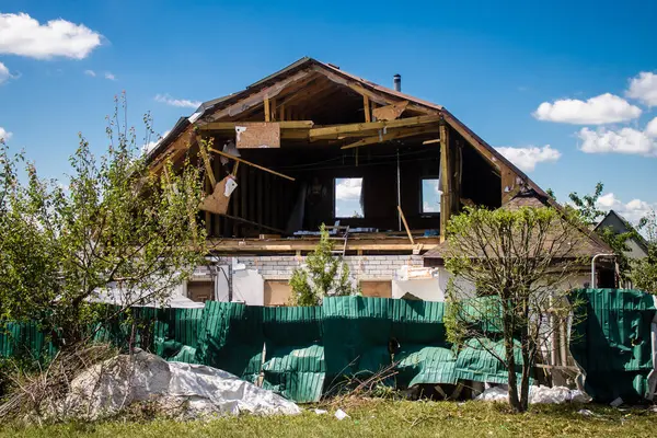 Derhachi, Ukrayna, 27 Haziran 2024 Derhachi kasabasındaki yıkılmış ev. Rus kuvvetleri Kharkiv Oblastı 'ndaki Derhachi kasabasını güdümlü bir hava bombasıyla vurdular..