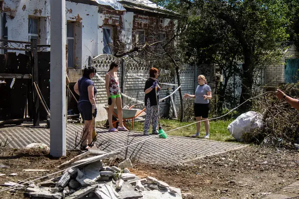 Derhachi, Ukrayna, 27 Haziran 2024 Derhachi kasabasındaki yıkılmış evlerin sakinleri Rus kuvvetlerinin güdümlü hava bombasıyla yaptığı saldırının ardından enkazı temizledi..