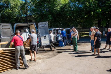 Derhachi, Ukrayna, 27 Haziran 2024. İnsani yardım, Rus kuvvetleri şehre güdümlü hava bombasıyla saldırdığında evleri hasar gören veya yok olan Derhachi kasabasına yardım ediyor..