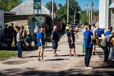Derhachi, Ukrayna, 27 Haziran 2024. İnsani yardım, Rus kuvvetleri şehre güdümlü hava bombasıyla saldırdığında evleri hasar gören veya yok olan Derhachi kasabasına yardım ediyor..