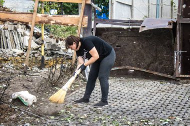 Derhachi, Ukrayna, 27 Haziran 2024 Derhachi kasabasındaki yıkılmış evlerin sakinleri Rus kuvvetlerinin güdümlü hava bombasıyla yaptığı saldırının ardından enkazı temizledi..