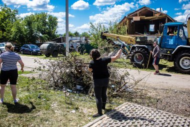 Derhachi, Ukrayna, 27 Haziran 2024 Derhachi kasabasındaki yıkılmış evlerin sakinleri Rus kuvvetlerinin güdümlü hava bombasıyla yaptığı saldırının ardından enkazı temizledi..
