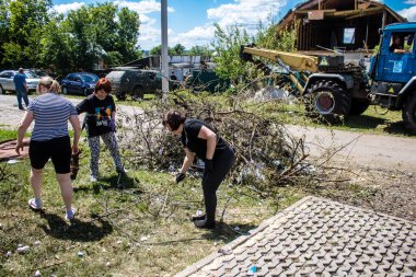 Derhachi, Ukrayna, 27 Haziran 2024 Derhachi kasabasındaki yıkılmış evlerin sakinleri Rus kuvvetlerinin güdümlü hava bombasıyla yaptığı saldırının ardından enkazı temizledi..