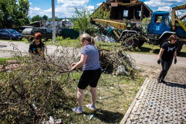 Derhachi, Ukrayna, 27 Haziran 2024 Derhachi kasabasındaki yıkılmış evlerin sakinleri Rus kuvvetlerinin güdümlü hava bombasıyla yaptığı saldırının ardından enkazı temizledi..