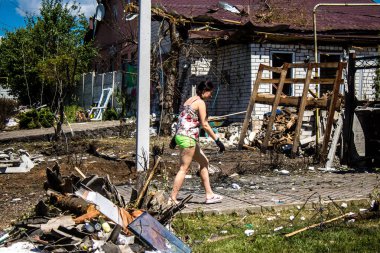 Derhachi, Ukrayna, 27 Haziran 2024 Derhachi kasabasındaki yıkılmış evlerin sakinleri Rus kuvvetlerinin güdümlü hava bombasıyla yaptığı saldırının ardından enkazı temizledi..