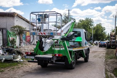 Derhachi, Ukrayna, 27 Haziran 2024. Derhachi şehrinin teknik servisleri, güdümlü hava bombasıyla yapılan bir saldırı sonrasında hasar gören elektrik ve gaz sistemini onarıyor..