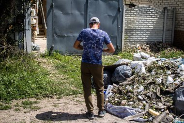 Derhachi, Ukrayna, 27 Haziran 2024. Derhachi şehrinin teknik servisleri, güdümlü hava bombasıyla yapılan bir saldırı sonrasında hasar gören elektrik ve gaz sistemini onarıyor..