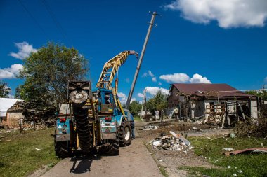 Derhachi, Ukrayna, 27 Haziran 2024. Derhachi şehrinin teknik servisleri, güdümlü hava bombasıyla yapılan bir saldırı sonrasında hasar gören elektrik ve gaz sistemini onarıyor..