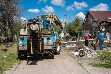 Derhachi, Ukrayna, 27 Haziran 2024. Derhachi şehrinin teknik servisleri, güdümlü hava bombasıyla yapılan bir saldırı sonrasında hasar gören elektrik ve gaz sistemini onarıyor..