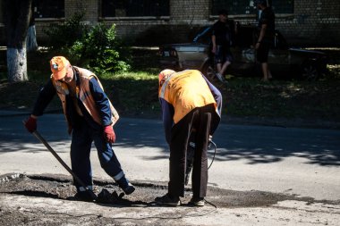 Derhachi, Ukrayna, 27 Haziran 2024. Derhachi şehrinin teknik servisleri, güdümlü hava bombasıyla yapılan bir saldırı sonrasında hasar gören elektrik ve gaz sistemini onarıyor..