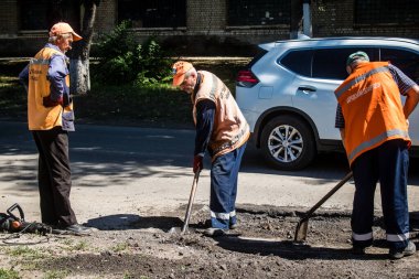 Derhachi, Ukrayna, 27 Haziran 2024. Derhachi şehrinin teknik servisleri, güdümlü hava bombasıyla yapılan bir saldırı sonrasında hasar gören elektrik ve gaz sistemini onarıyor..