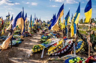 Kharkiv, Ukrayna, 28 Haziran 2024 Aleya Slavy, Harkiv 'in güneyindeki askeri mezarlık. Askerlerin mezarları, Ukrayna 'yı savunan kahramanlar göz alabildiğince uzanan çiçeklerle kaplıdır..