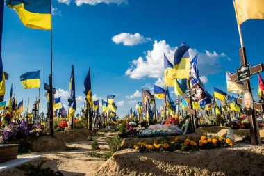 Kharkiv, Ukrayna, 28 Haziran 2024 Aleya Slavy, Harkiv 'in güneyindeki askeri mezarlık. Askerlerin mezarları, Ukrayna 'yı savunan kahramanlar göz alabildiğince uzanan çiçeklerle kaplıdır..