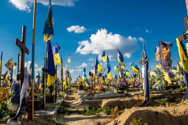 Kharkiv, Ukrayna, 28 Haziran 2024 Aleya Slavy, Harkiv 'in güneyindeki askeri mezarlık. Askerlerin mezarları, Ukrayna 'yı savunan kahramanlar göz alabildiğince uzanan çiçeklerle kaplıdır..