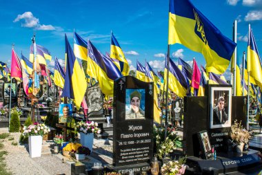 Kharkiv, Ukrayna, 28 Haziran 2024 Aleya Slavy, Harkiv 'in güneyindeki askeri mezarlık. Askerlerin mezarları, Ukrayna 'yı savunan kahramanlar göz alabildiğince uzanan çiçeklerle kaplıdır..