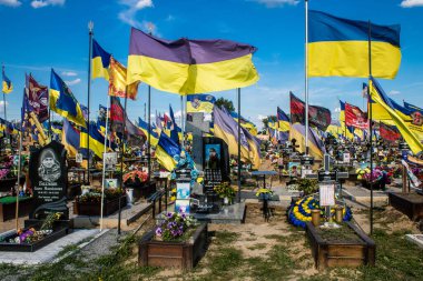 Kharkiv, Ukrayna, 28 Haziran 2024 Aleya Slavy, Harkiv 'in güneyindeki askeri mezarlık. Askerlerin mezarları, Ukrayna 'yı savunan kahramanlar göz alabildiğince uzanan çiçeklerle kaplıdır..