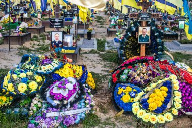 Kharkiv, Ukrayna, 28 Haziran 2024 Aleya Slavy, Harkiv 'in güneyindeki askeri mezarlık. Askerlerin mezarları, Ukrayna 'yı savunan kahramanlar göz alabildiğince uzanan çiçeklerle kaplıdır..