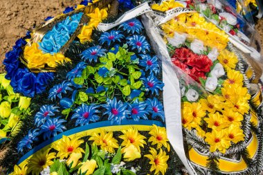 Kharkiv, Ukrayna, 28 Haziran 2024 Aleya Slavy, Harkiv 'in güneyindeki askeri mezarlık. Askerlerin mezarları, Ukrayna 'yı savunan kahramanlar göz alabildiğince uzanan çiçeklerle kaplıdır..