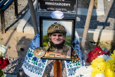 Kharkiv, Ukrayna, 28 Haziran 2024 'te Rusya' ya karşı yapılan savaşta Ukrayna 'yı savunurken ölen askerlerin mezarlarında sergilendi. Kahramanlar Aleya Slavy adındaki Harkiv askeri mezarlığında dinleniyor..