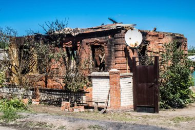 Tsyrkuny, Ukrayna, 29 Haziran 2024 Tsyrkuny köyündeki yıkılmış ev. Rus kuvvetleri Kharkiv Oblastı 'ndaki Tsyrkuny köyüne güdümlü hava bombasıyla saldırdılar..