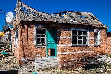 Tsyrkuny, Ukrayna, 29 Haziran 2024 Tsyrkuny köyündeki yıkılmış ev. Rus kuvvetleri Kharkiv Oblastı 'ndaki Tsyrkuny köyüne güdümlü hava bombasıyla saldırdılar..