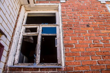 Tsyrkuny, Ukrayna, 29 Haziran 2024 Tsyrkuny köyündeki yıkılmış ev. Rus kuvvetleri Kharkiv Oblastı 'ndaki Tsyrkuny köyüne güdümlü hava bombasıyla saldırdılar..