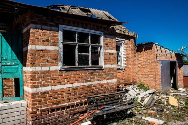 Tsyrkuny, Ukrayna, 29 Haziran 2024 Tsyrkuny köyündeki yıkılmış ev. Rus kuvvetleri Kharkiv Oblastı 'ndaki Tsyrkuny köyüne güdümlü hava bombasıyla saldırdılar..