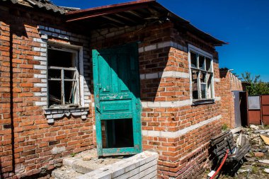 Tsyrkuny, Ukrayna, 29 Haziran 2024 Tsyrkuny köyündeki yıkılmış ev. Rus kuvvetleri Kharkiv Oblastı 'ndaki Tsyrkuny köyüne güdümlü hava bombasıyla saldırdılar..