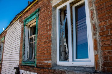 Tsyrkuny, Ukrayna, 29 Haziran 2024 Tsyrkuny köyündeki yıkılmış ev. Rus kuvvetleri Kharkiv Oblastı 'ndaki Tsyrkuny köyüne güdümlü hava bombasıyla saldırdılar..